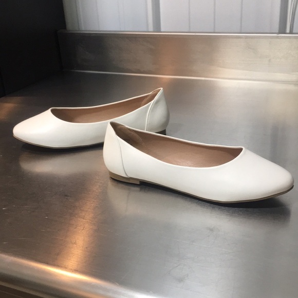 Journee Collection Shoes - New WB Woman’s Journee Collection Elegant White Women's Flats